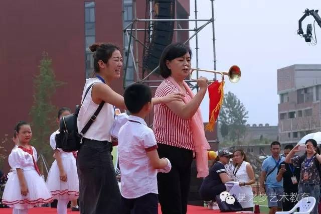 2016年星之夢藝術學校的孩子們第 一次登上電視臺